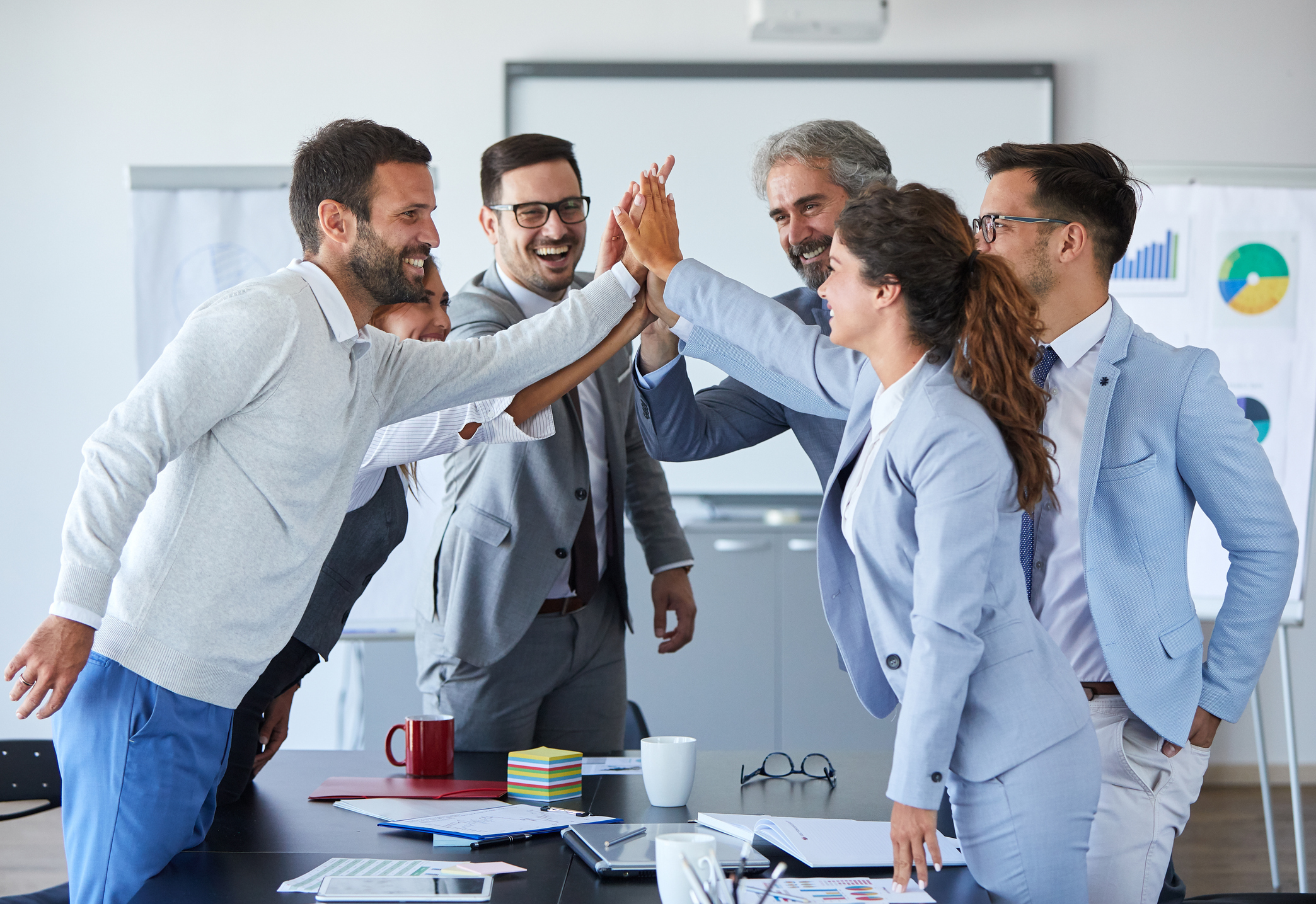 Compañeros de trabajo celebrando en la oficina - Foto de stock de Logro libre de derechos