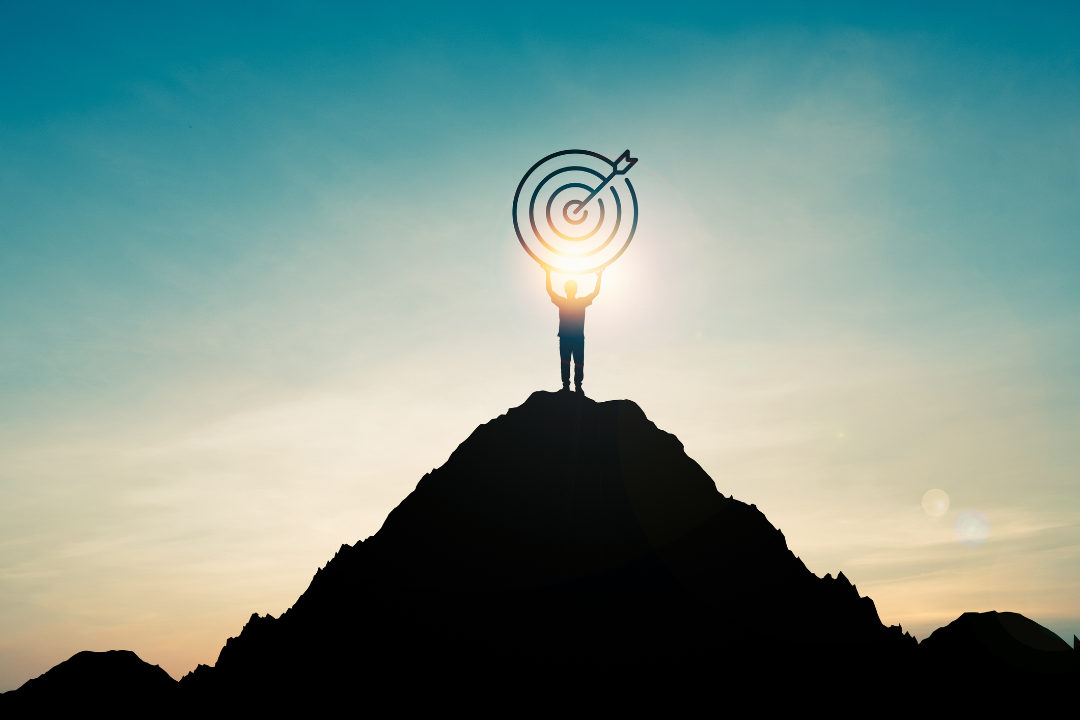 Silueta de hombre de negocios sosteniendo el objetivo a bordo en la cima de la montaña con sobre el cielo azul y la luz del sol. Es símbolo de liderazgo logro exitoso con objetivo y objetivo. - Foto de stock de Aspiraciones libre de derechos