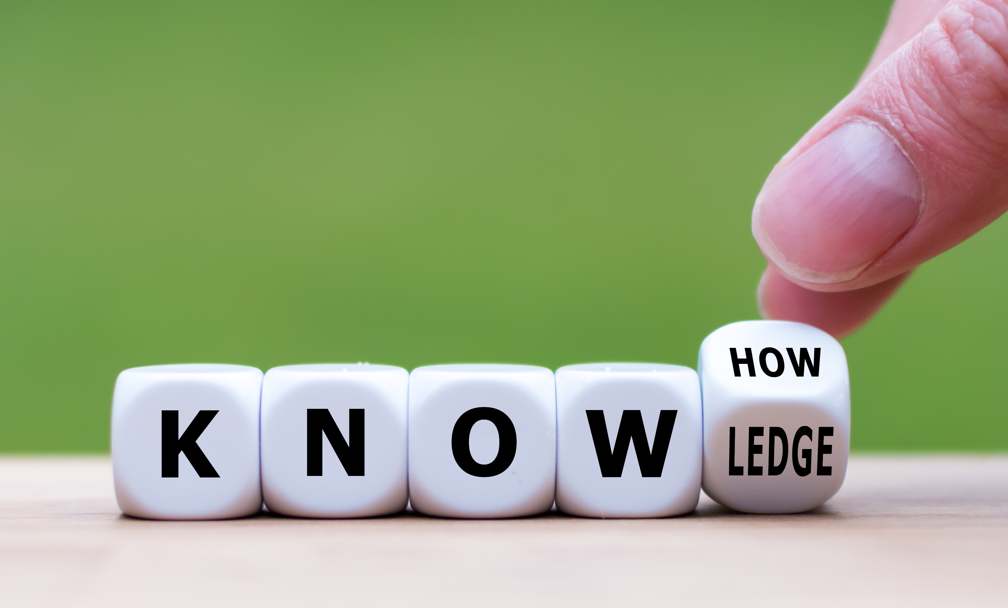 Tener conocimiento o saber. Hand convierte un dado y cambia la palabra "know-how" por "Knowledge". - Foto de stock de Pericia libre de derechos