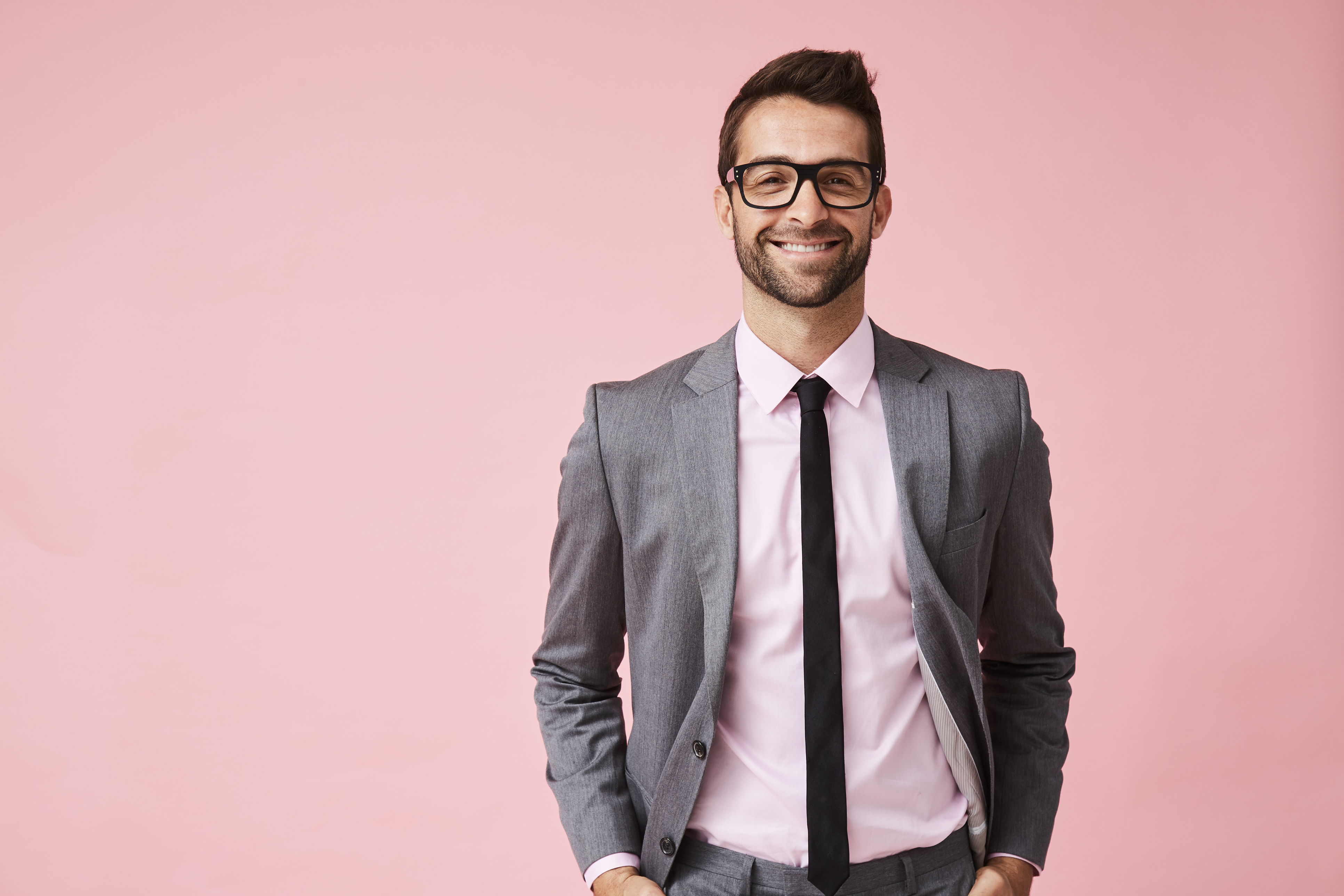 Hombre de traje gris feliz - Foto de stock de Hombres libre de derechos