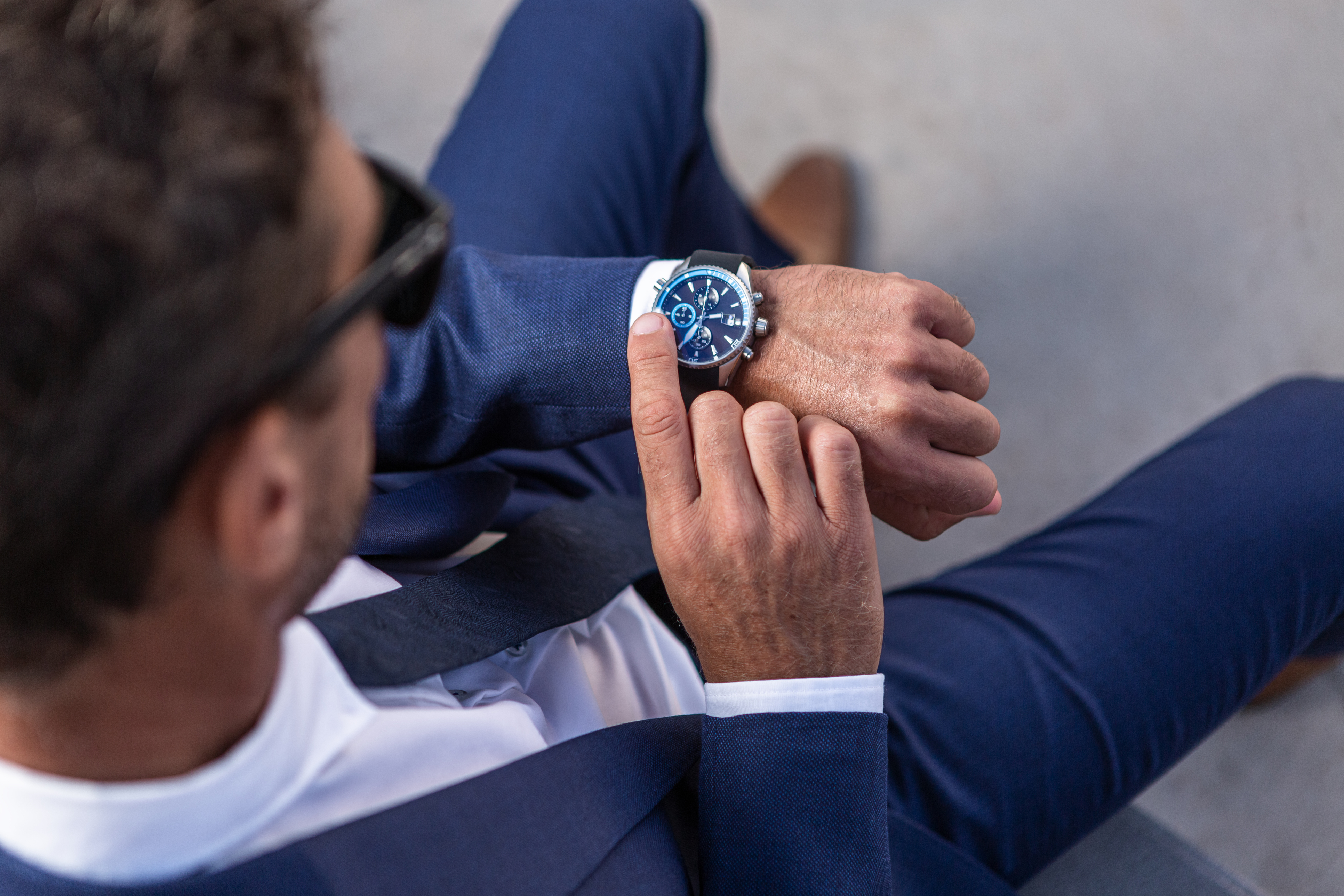 El hombre irreconocible comprobando una hora en el reloj de pulsera - Foto de stock de Reloj libre de derechos